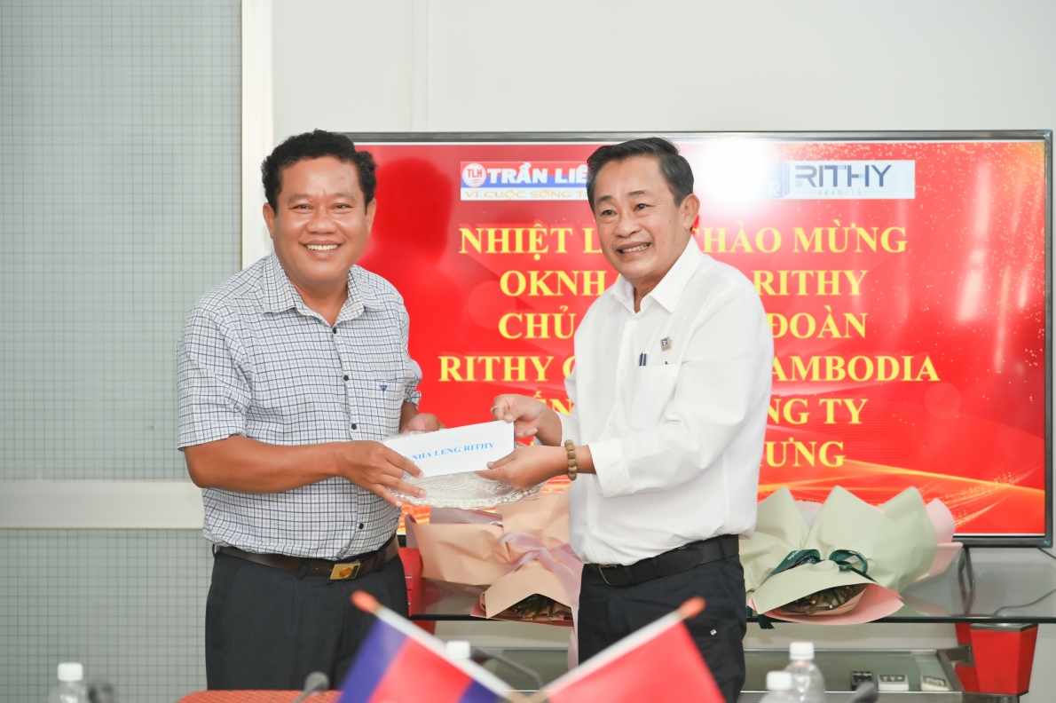 Nhà đầu tư trao học bổng chia sẻ học sinh có hoàn cảnh khó khăn