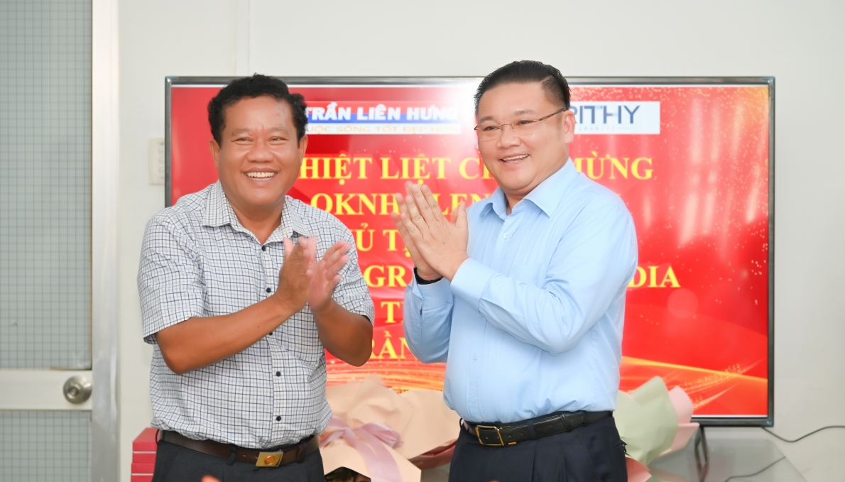 Nhà đầu tư trao học bổng chia sẻ học sinh có hoàn cảnh khó khăn