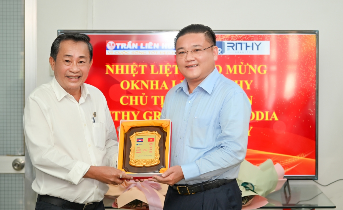 Nhà đầu tư trao học bổng chia sẻ học sinh có hoàn cảnh khó khăn