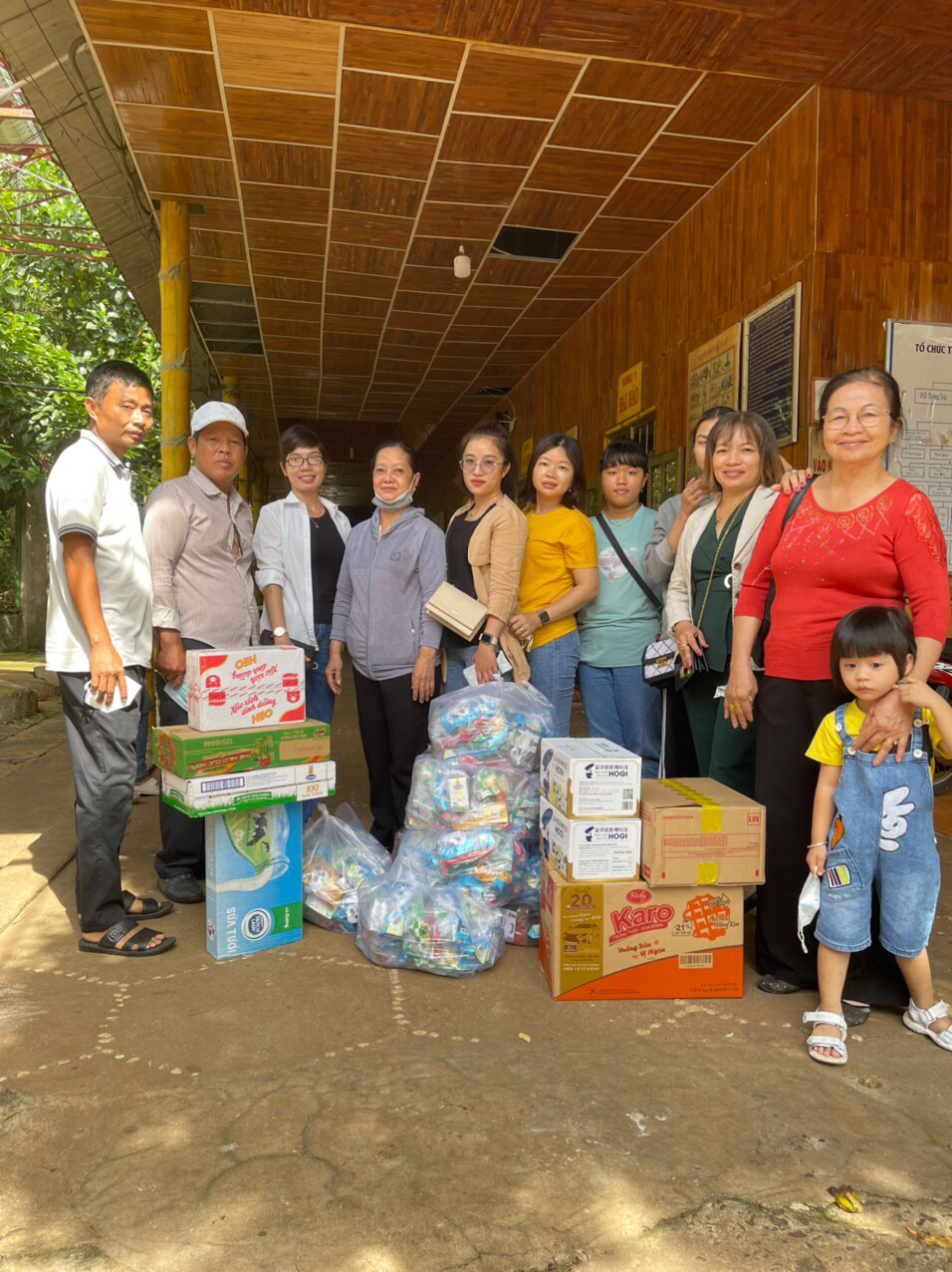 Tặng quà tại trung tâm nhân đạo Làng Tre, huyện Cẩm Mỹ, tỉnh Đồng Nai