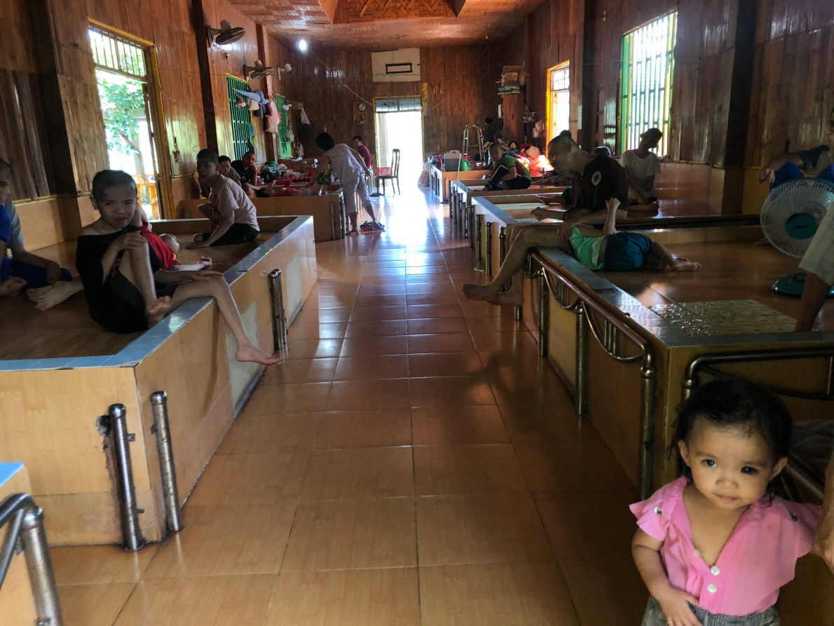 Tặng quà tại trung tâm nhân đạo Làng Tre, huyện Cẩm Mỹ, tỉnh Đồng Nai