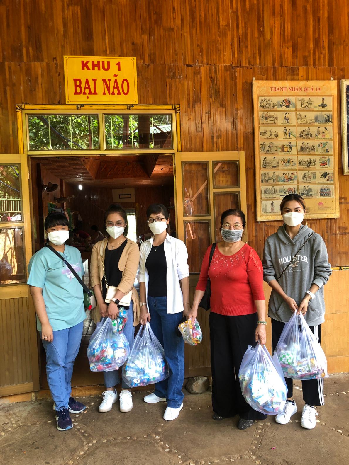 Tặng quà tại trung tâm nhân đạo Làng Tre, huyện Cẩm Mỹ, tỉnh Đồng Nai