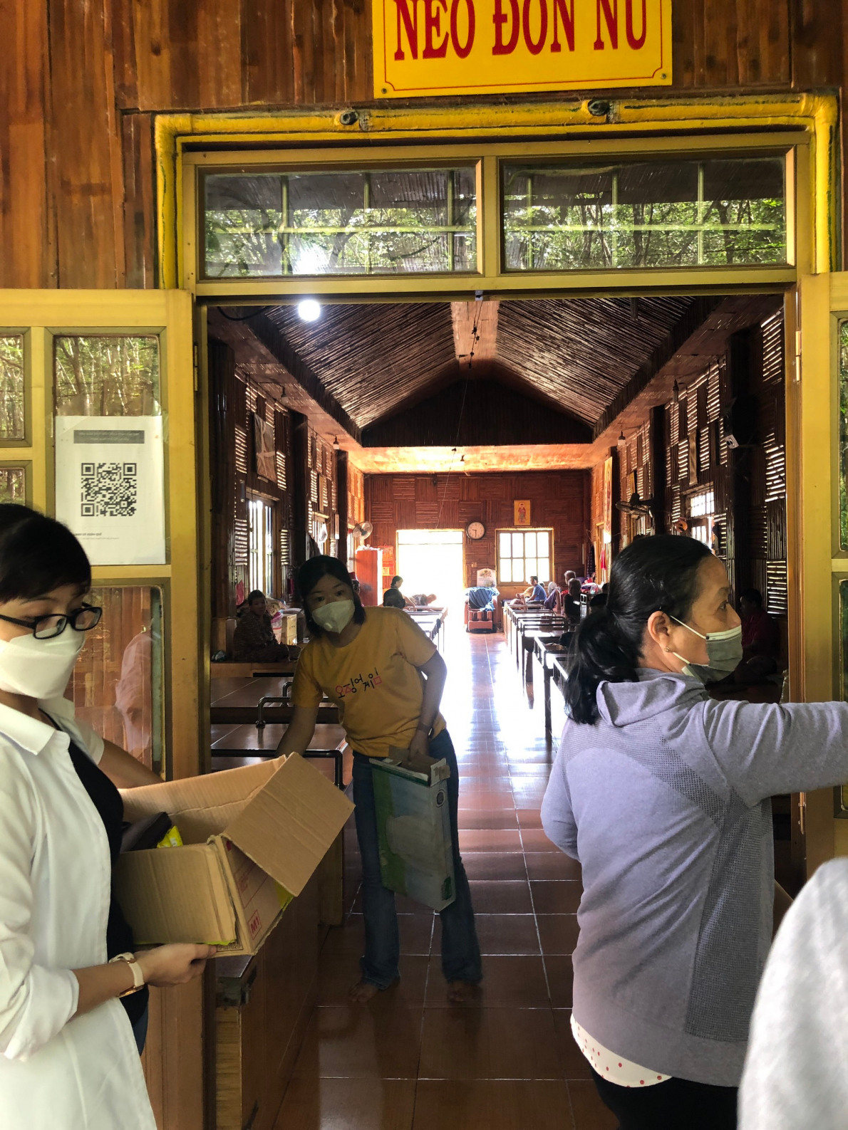 Tặng quà tại trung tâm nhân đạo Làng Tre, huyện Cẩm Mỹ, tỉnh Đồng Nai