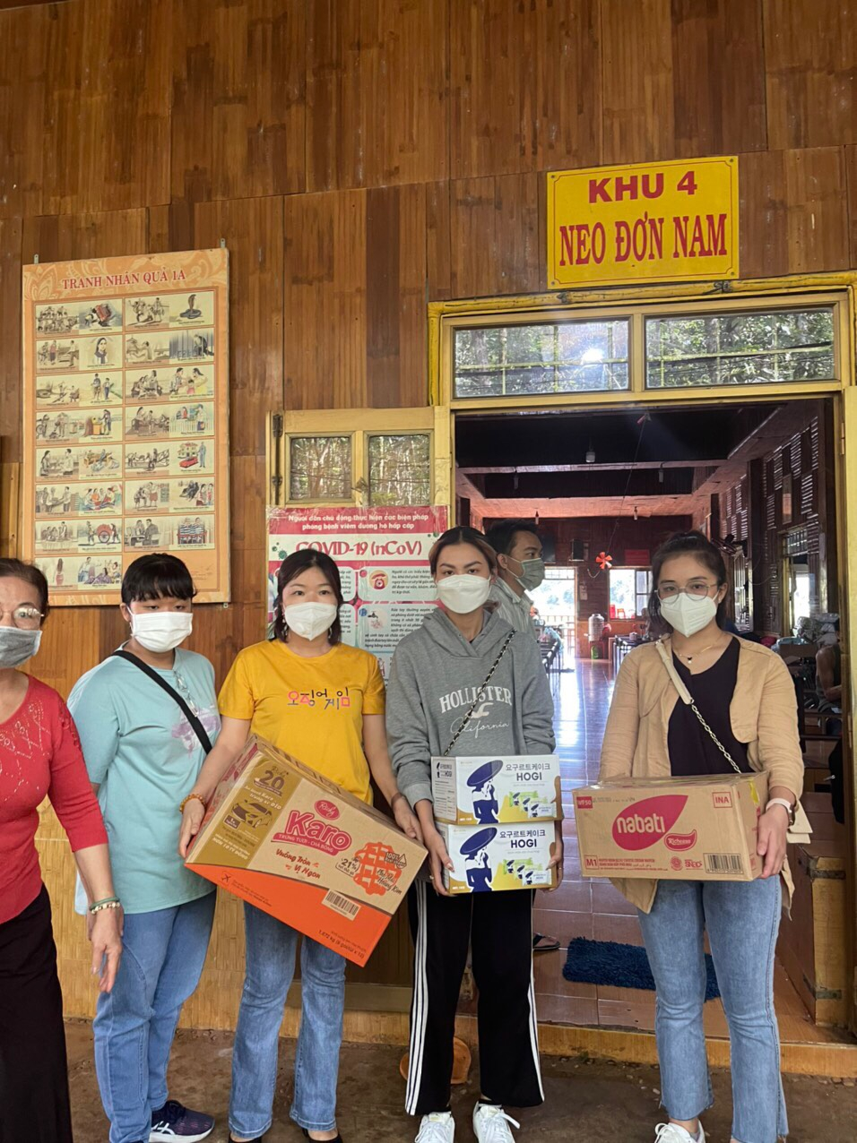 Tặng quà tại trung tâm nhân đạo Làng Tre, huyện Cẩm Mỹ, tỉnh Đồng Nai