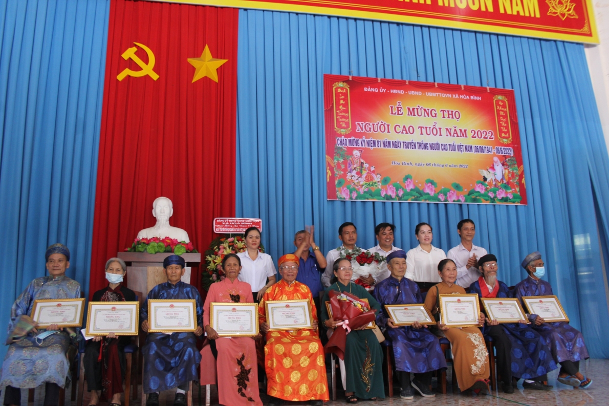Tổ chức lễ mừng thọ cho các hội viên NCT