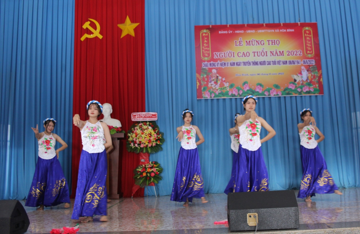 Tổ chức lễ mừng thọ cho các hội viên NCT