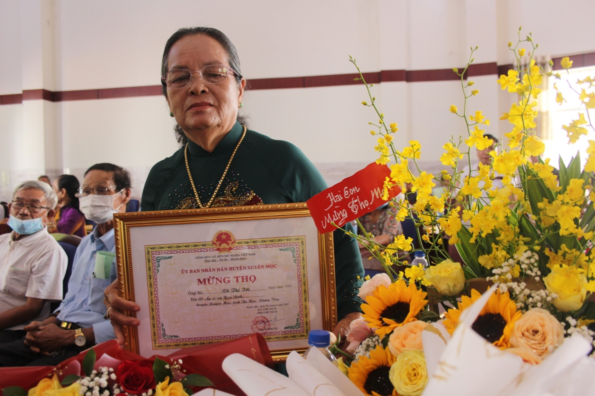 Tổ chức lễ mừng thọ cho các hội viên NCT