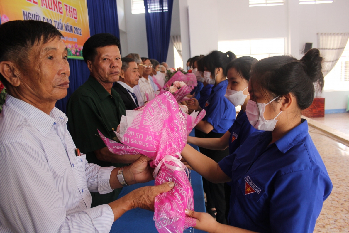 Long trọng tổ chức chúc mừng thọ ­­­­­­­­­­người cao tuổi