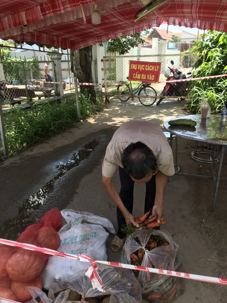 Nhiều người hảo tâm đồng hành cùng chùa lá Gò Vấp hỗ trợ người dân mùa dịch Covid