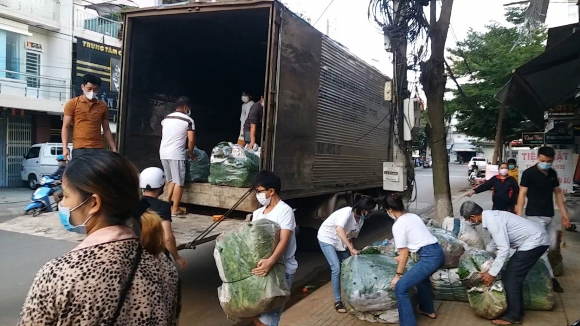 Nhiều người hảo tâm đồng hành cùng chùa lá Gò Vấp hỗ trợ người dân mùa dịch Covid