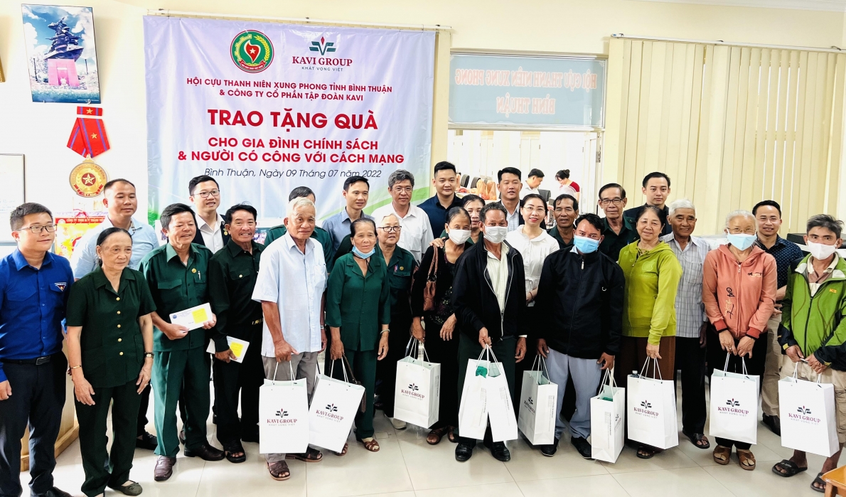 Bình Thuận: Trao 100 phần quà cho gia đình chính sách và người có công