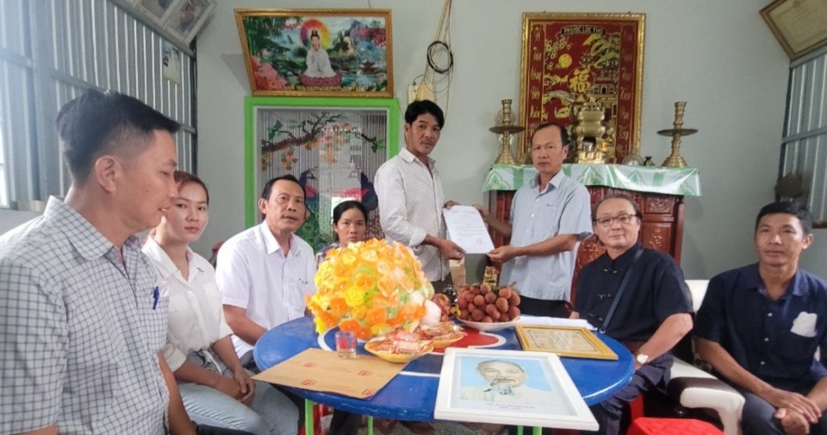 Bàn giao nhà cho hộ gia đình chính sách khó khăn