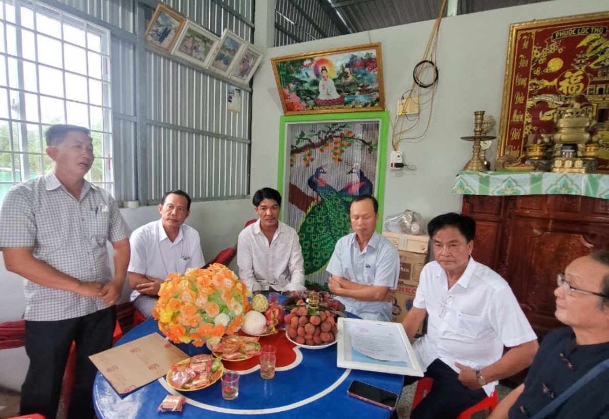 Bàn giao nhà cho hộ gia đình chính sách khó khăn