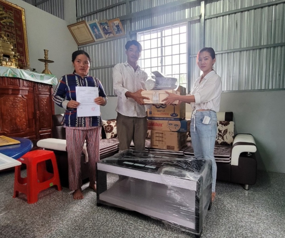 Bàn giao nhà cho hộ gia đình chính sách khó khăn