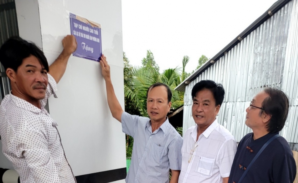 Bàn giao nhà cho hộ gia đình chính sách khó khăn