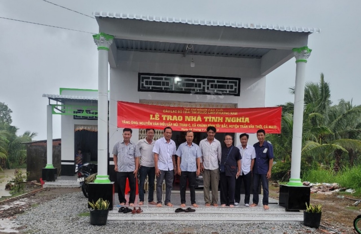 Bàn giao nhà cho hộ gia đình chính sách khó khăn