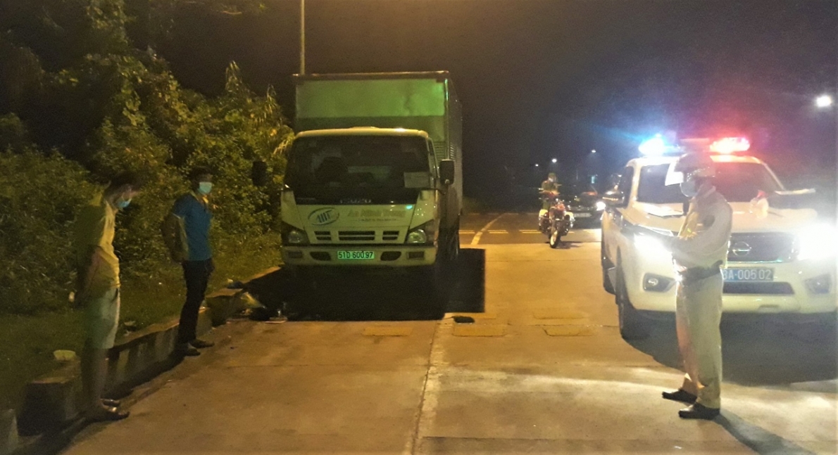Sẽ xử lý nghiêm tài xế dừng xe trên Quốc lộ 1 nướng tôm nhậu