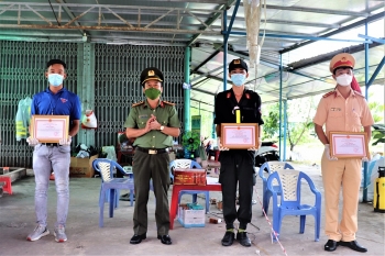 Giám đốc Công an tỉnh Sóc Trăng khen thưởng lực lượng trực chốt kiểm soát phòng, chống dịch bắt ma túy