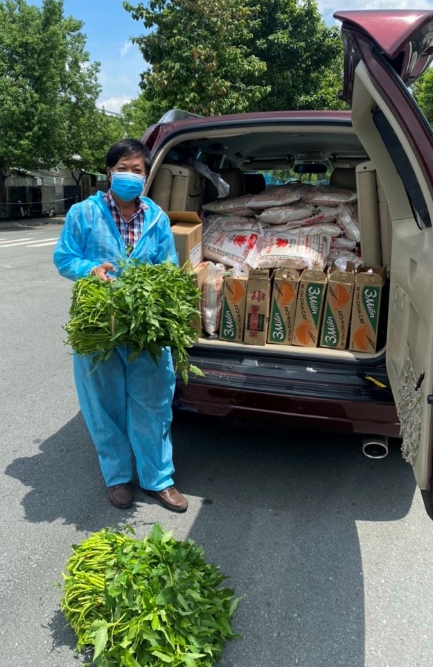 Anh Lưu Quốc Cường và Nhóm từ thiện: Trao quà nhận lại yêu thương