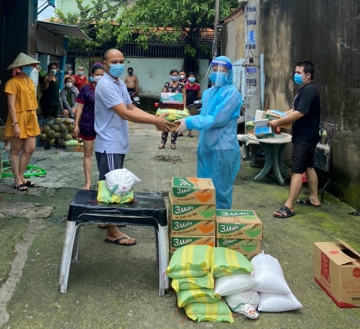 Anh Lưu Quốc Cường và Nhóm từ thiện: Trao quà nhận lại yêu thương