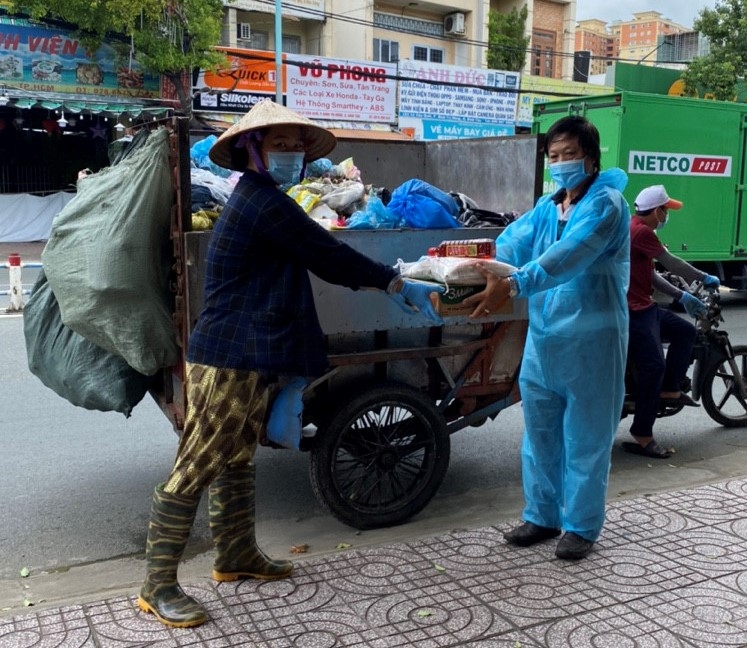 Anh Lưu Quốc Cường và Nhóm từ thiện: Trao quà nhận lại yêu thương