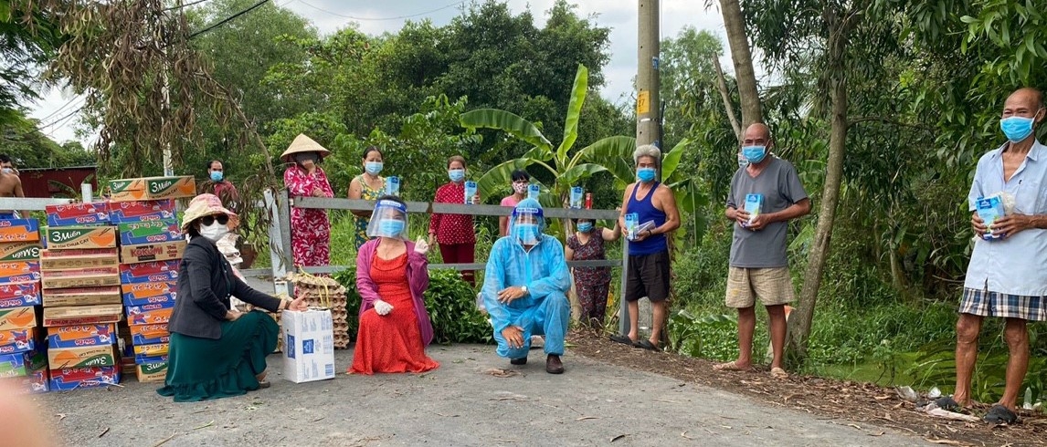 Anh Lưu Quốc Cường và Nhóm từ thiện: Trao quà nhận lại yêu thương