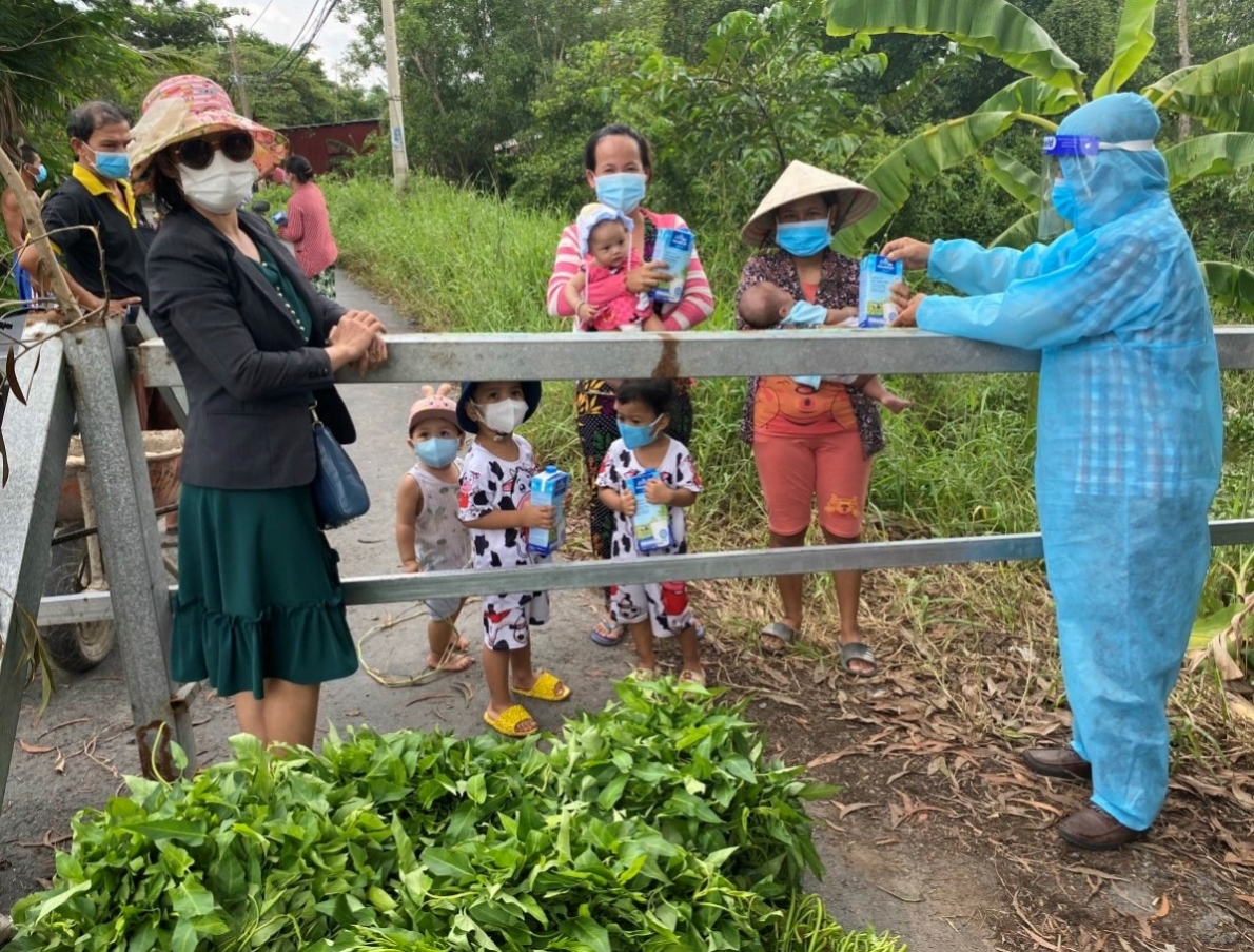 Anh Lưu Quốc Cường và Nhóm từ thiện: Trao quà nhận lại yêu thương