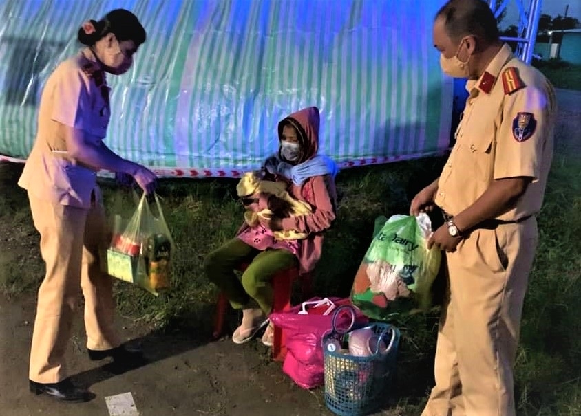 TP Sóc Trăng, tỉnh Sóc Trăng: Cảnh sát giao thông giúp sản phụ về nhà an toàn