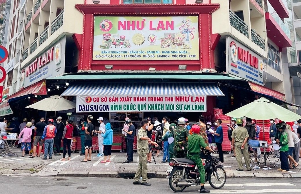 TP Hồ Chí Minh: Nhiều hàng quán vẫn đóng cửa im lìm, dù shipper đã được chạy liên quận