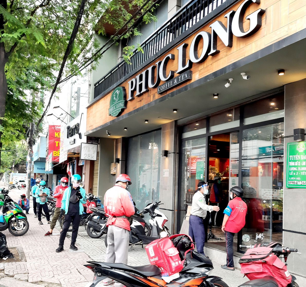 TP Hồ Chí Minh: Nhiều hàng quán vẫn đóng cửa im lìm, dù shipper đã được chạy liên quận