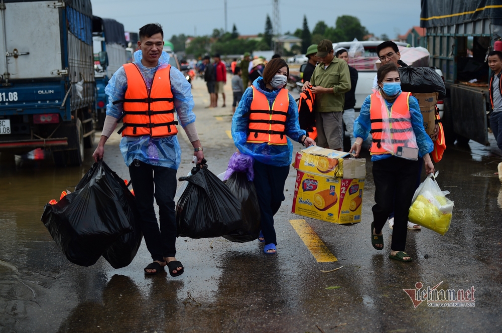 Về việc tiếp nhận, phân phối tiền, hàng cứu trợ đồng bào bị lũ lụt
