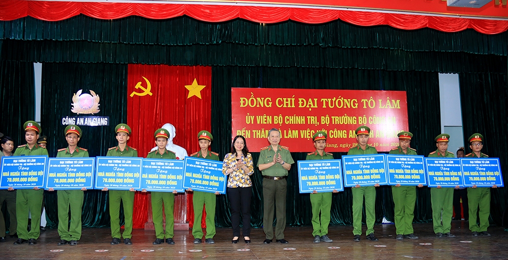 Bộ trưởng Tô Lâm thăm và làm việc với Công an tỉnh An Giang