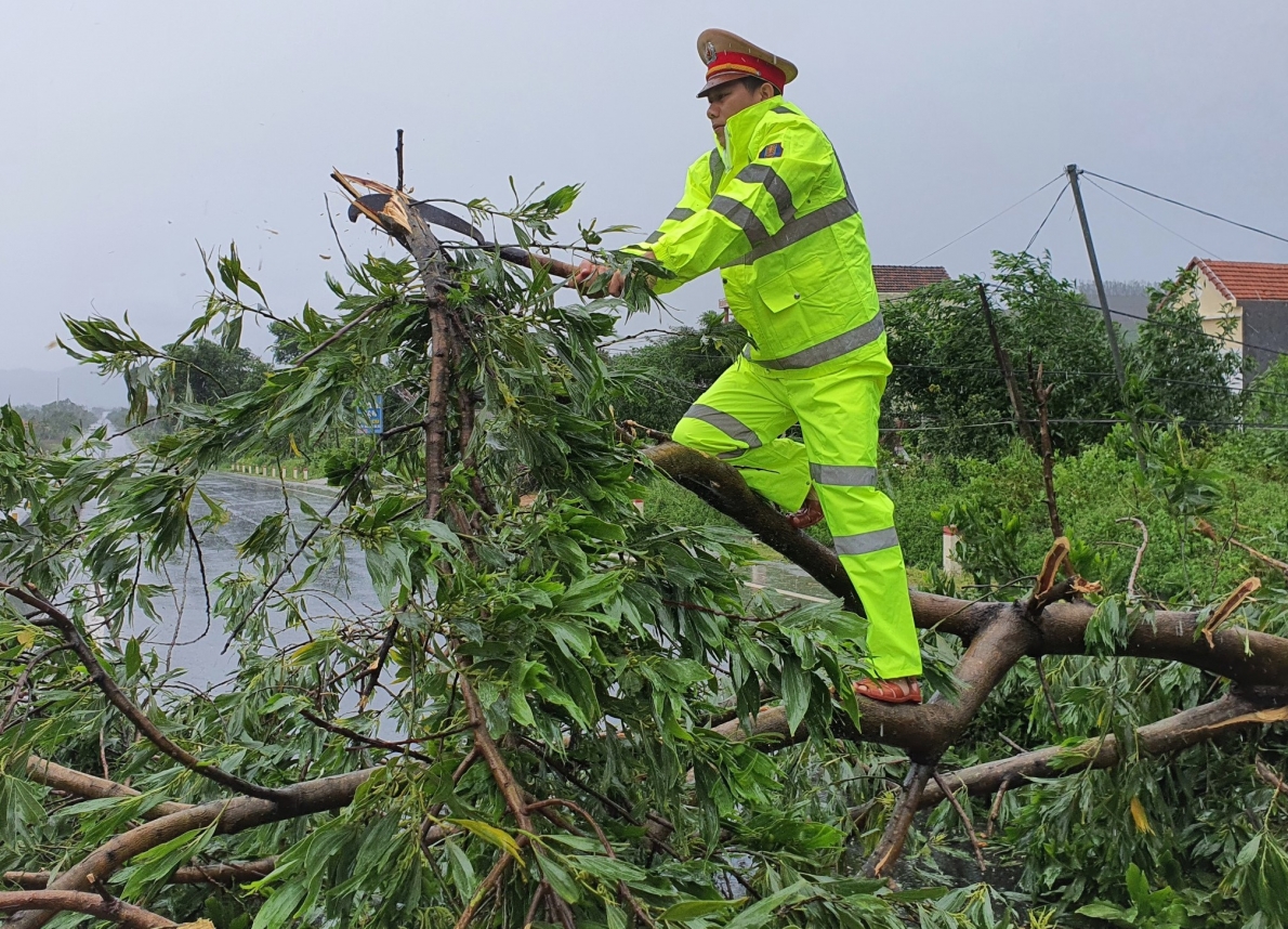 Phòng CSGT Công an tỉnh Bình Định: Đội mưa giải phóng đường sau bão