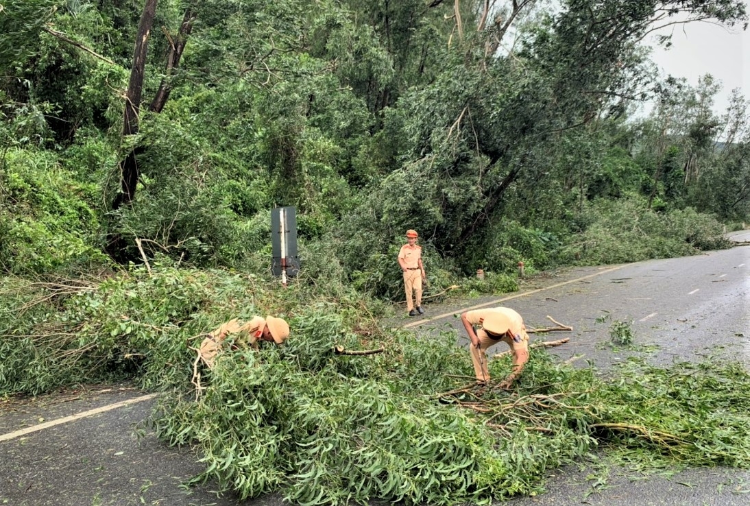 Phòng CSGT Công an tỉnh Bình Định: Đội mưa giải phóng đường sau bão