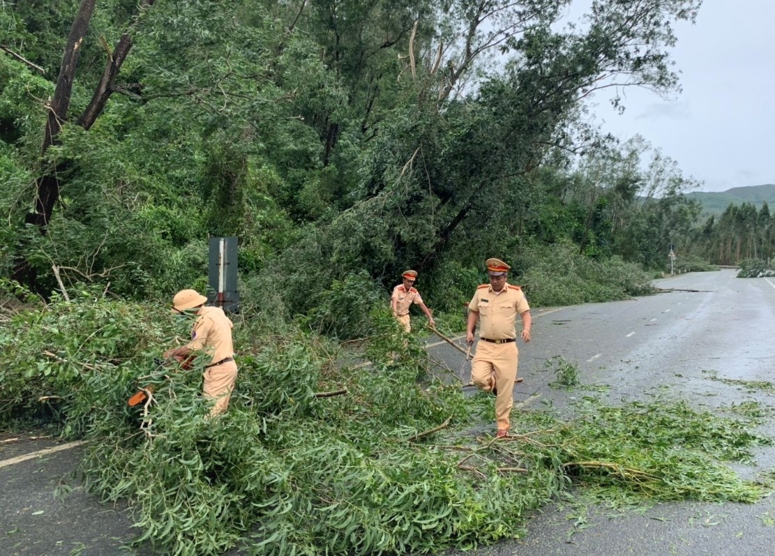 Phòng CSGT Công an tỉnh Bình Định: Đội mưa giải phóng đường sau bão
