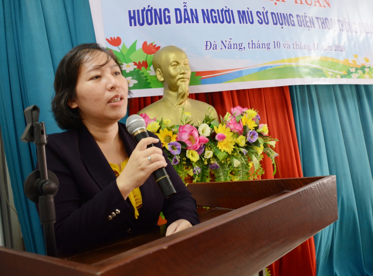 Đà nẵng: Hướng dẫn sử dụng điện thoại thông minh cho gần 100 người mù