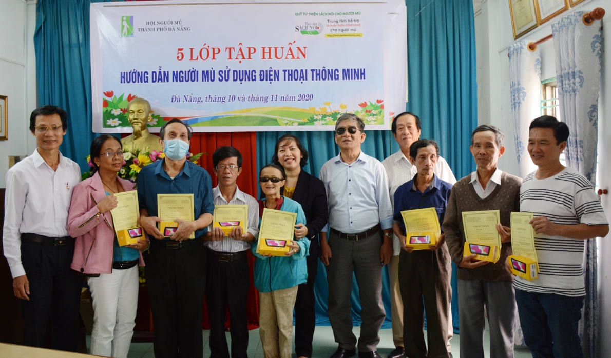 Đà nẵng: Hướng dẫn sử dụng điện thoại thông minh cho gần 100 người mù