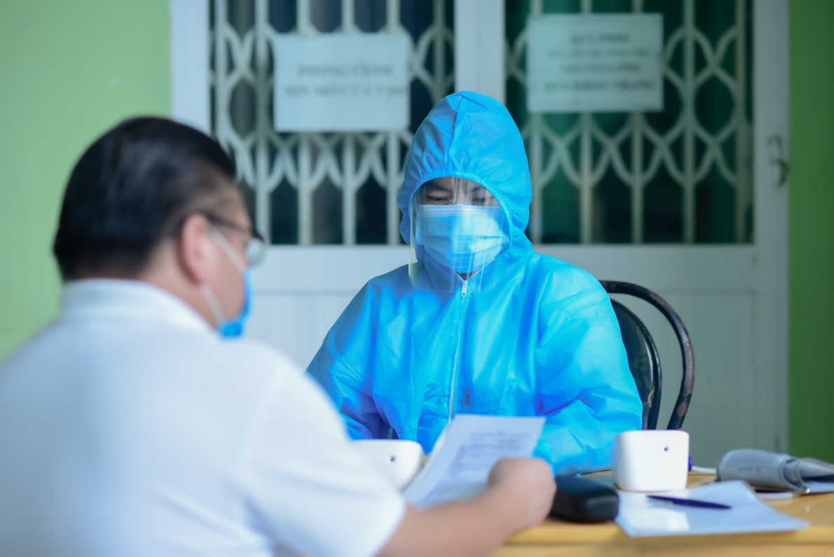 Sóc Trăng tiêm xắc xin cho tài xế xe tải ngoài tỉnh