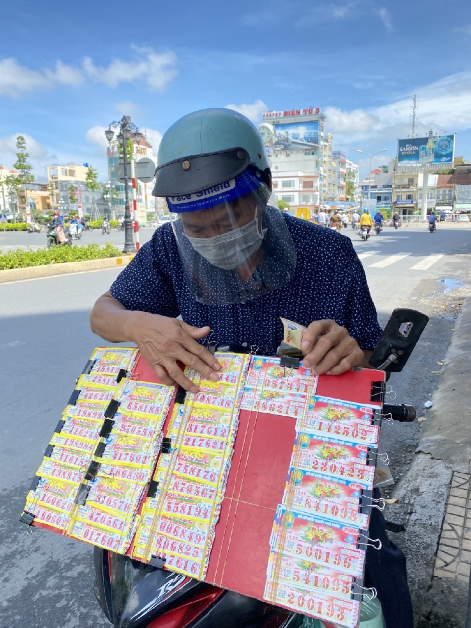 Vé số miền Nam trước giờ G: Bán đắt như tôm tươi