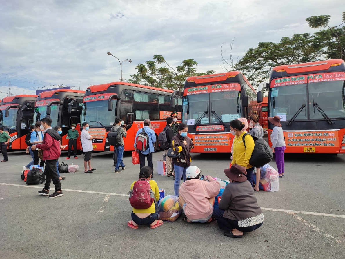 Xe Phương Trang phối hợp đưa hơn 3.000 người dân 17 tỉnh thành về quê