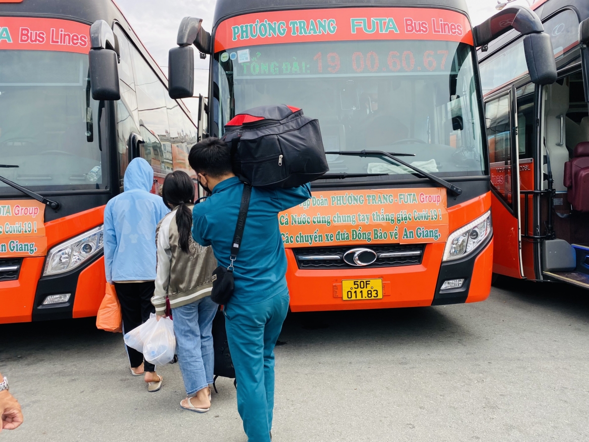 Xe Phương Trang phối hợp đưa hơn 3.000 người dân 17 tỉnh thành về quê