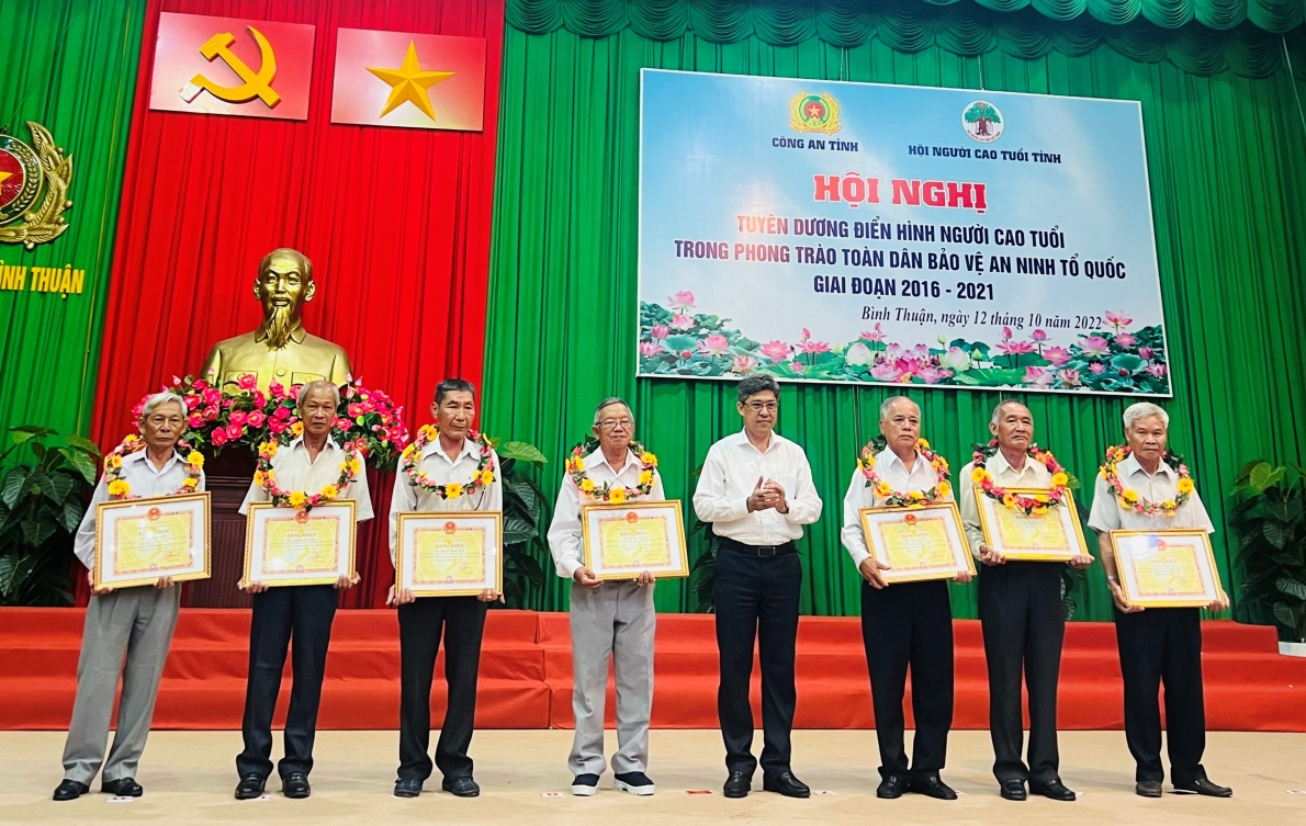 Bình Thuận: Tuyên dương điển hình tiên tiến NCT trong phong trào bảo vệ an ninh Tổ quốc