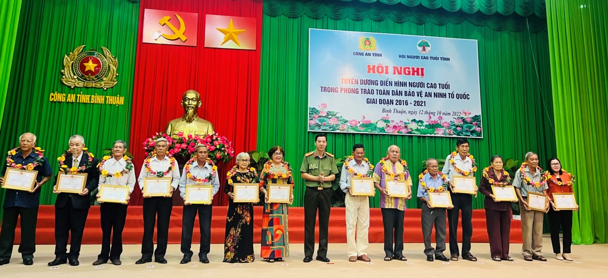 Bình Thuận: Tuyên dương điển hình tiên tiến NCT trong phong trào bảo vệ an ninh Tổ quốc