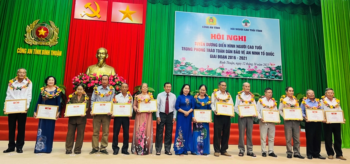 Bình Thuận: Tuyên dương điển hình tiên tiến NCT trong phong trào bảo vệ an ninh Tổ quốc