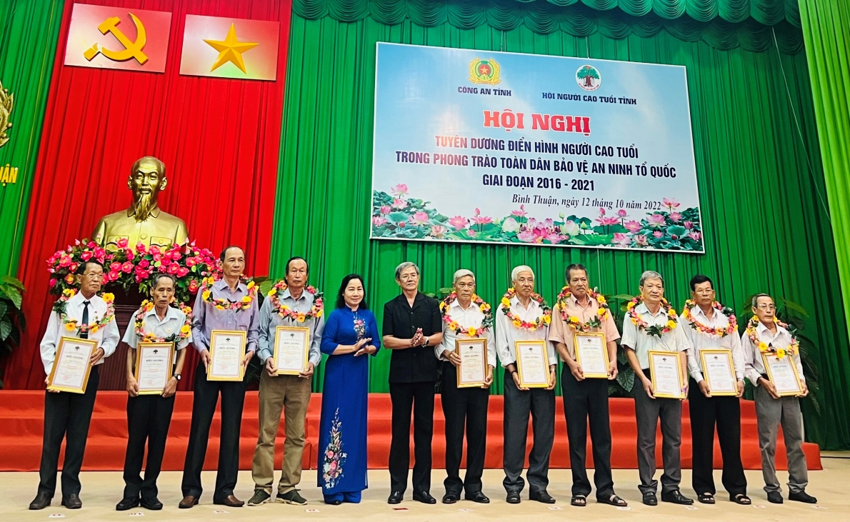 Bình Thuận: Tuyên dương điển hình tiên tiến NCT trong phong trào bảo vệ an ninh Tổ quốc