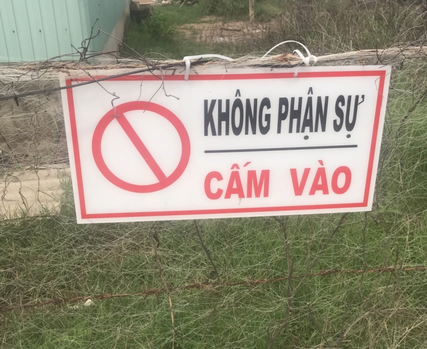: Bảng hiệu “Không phận sự cấm vào” được tự ý treo (bất hợp pháp) tại trang trại của anh Chương