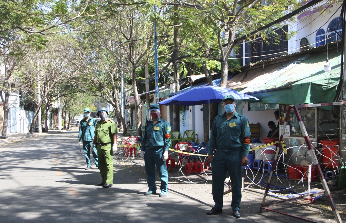 Cận cảnh người dân trong khu vực phong toả tại quận 6, TP.Hồ Chí Minh