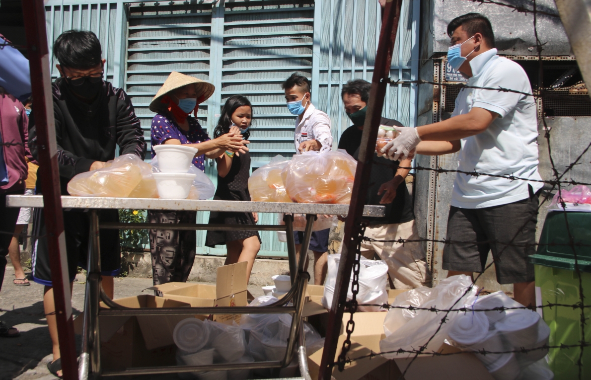 Cận cảnh người dân trong khu vực phong toả tại quận 6, TP.Hồ Chí Minh