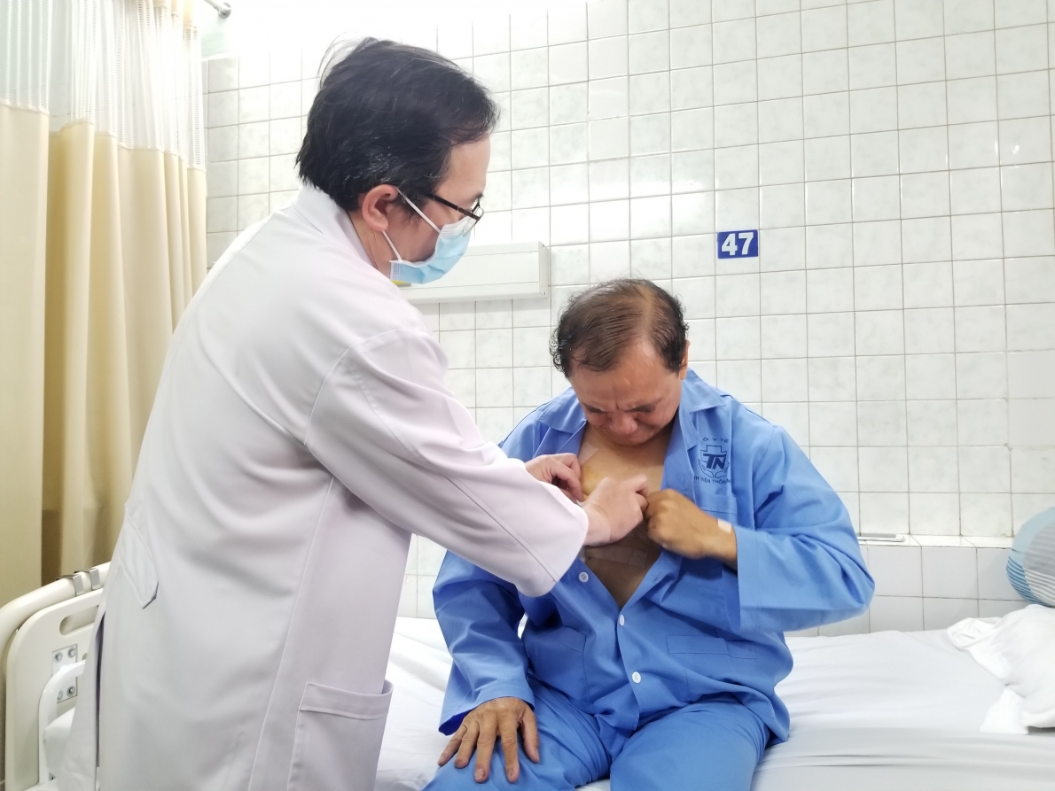 Bệnh nhân đứng, đi lại sau 5 ngày phẫu thuật thay van tim tại Bệnh viện Thống Nhất