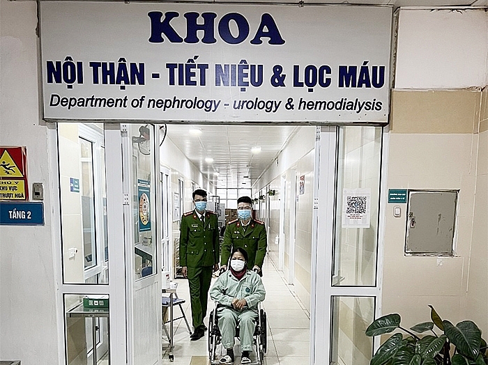 Tổ công tác của Trại giam Thanh Xuân đưa phạm nhân đi chạy thận ngày Tết.